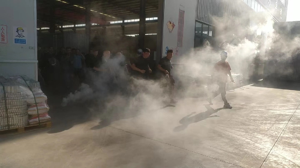 Спроведување на вежби за обука и бегство за да се зацврсти одбранбената линија на безбедноста на производството